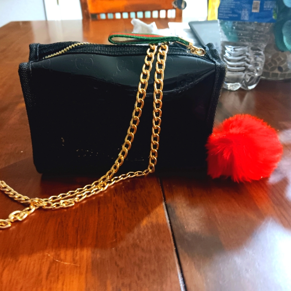 Gucci logo crossbody (small patent leather)
